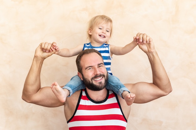 Homme et enfant à la maison. Père et fils s'amusant ensemble.