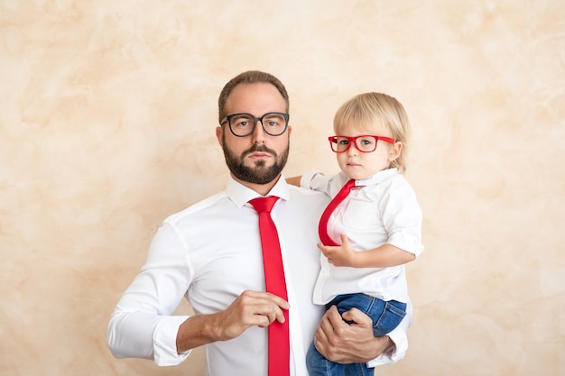 Homme et enfant à la maison. Père et fils s'amusant ensemble.