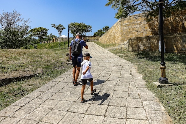 Un homme avec un enfant sur le territoire de la forteresse de NarynKala à Derbent Dagestan Russie juin 2021