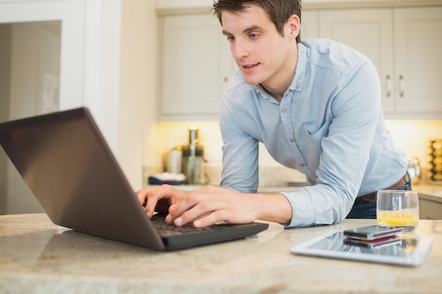 Homme enthousiaste surfer sur Internet