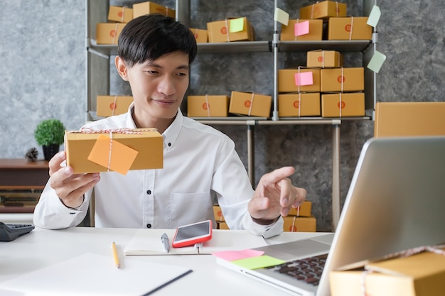 Homme entrepreneur prospère dans les affaires. Jeune homme entrepreneur travaillant dans un bureau à domicile.