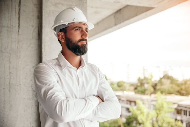 Homme entrepreneur sérieux lors d'une visite sur un chantier de construction