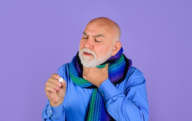 Photo homme enveloppé dans une écharpe souffrant de maux de gorge traitement pilule médecine mal de gorge senior man