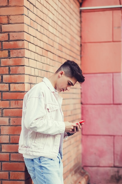 Homme envoyer des SMS sur le téléphone.