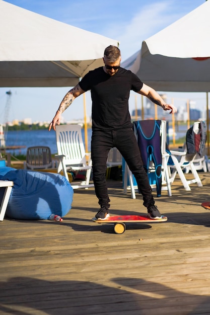 Un homme en équilibre sur une planche d'équilibre