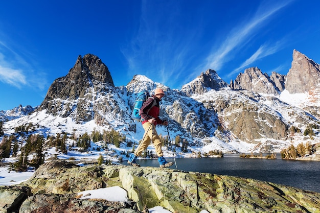 Homme avec équipement de randonnée marche dans les montagnes de la Sierra Nevada, Californie, USA