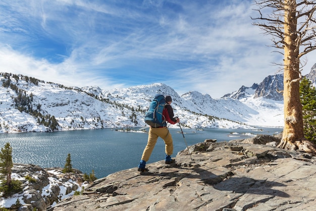 Homme avec équipement de randonnée marche dans les montagnes de la Sierra Nevada, Californie, USA