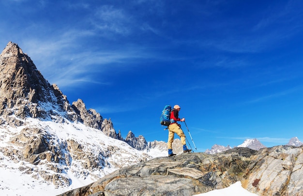 Homme avec équipement de randonnée marche dans les montagnes de la Sierra Nevada, Californie, USA