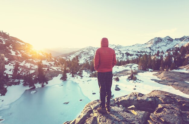 Homme avec équipement de randonnée marche dans les montagnes de la Sierra Nevada, Californie, USA