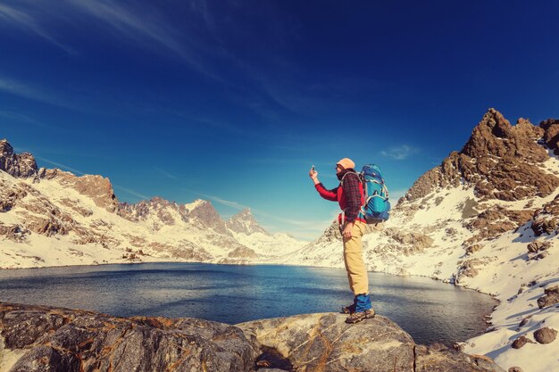 Homme avec équipement de randonnée marche dans les montagnes de la Sierra Nevada, Californie, USA