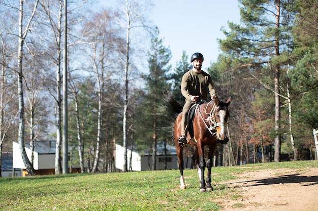 L'homme d'équitation entraîne son cheval