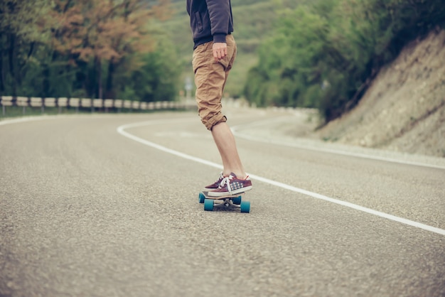 Homme, équitation, longboard