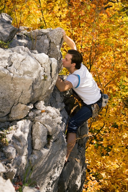 homme escaladant le rocher