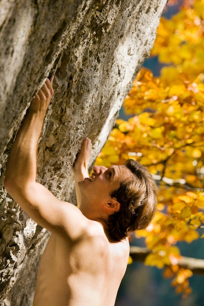 homme escaladant le rocher