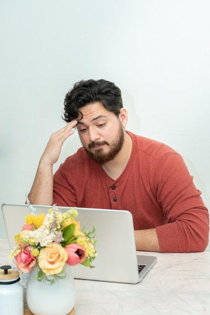 Un homme est assis à un bureau avec un bouquet de fleurs dessus