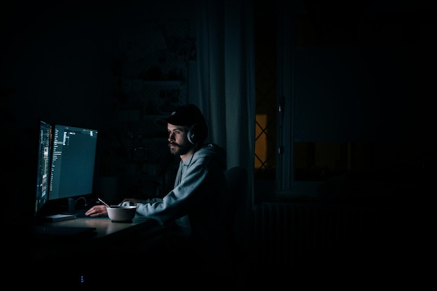 un homme est assis à un bureau avec un ordinateur portable et une tasse de café