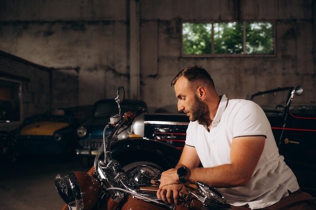 Photo un homme est assis sur une moto dans un garage