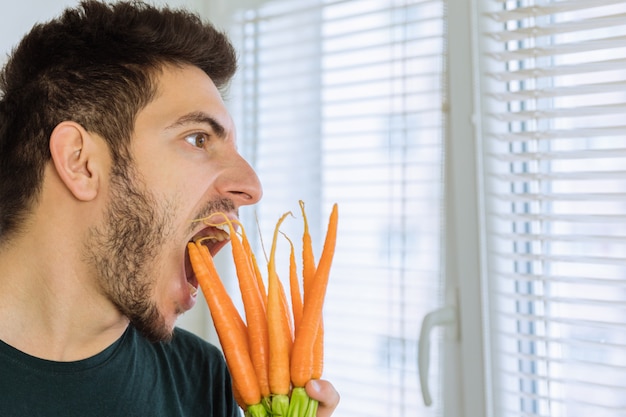 L'homme est en colère et bouleversé, il ne veut pas manger de légumes. Il veut manger du chocolat.