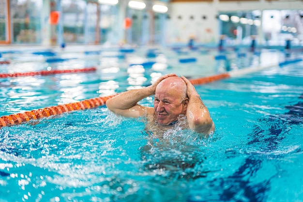 Un homme est dans une piscine avec le mot nager sur sa tête.