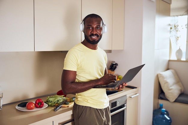 L'homme est distrait de son ordinateur portable