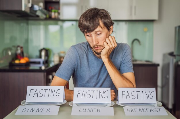 Photo l'homme est engagé dans le jeûne intermittent pour la santé concept de jeûne intermittent vue de dessus