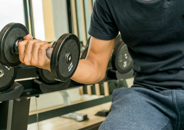 l&#39;homme est l&#39;exercice dans la salle de gym