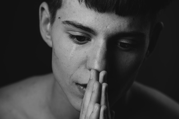 Un homme est un portrait émotionnel Noir et blanc