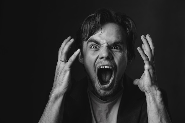 Un homme est un portrait émotionnel Noir et blanc