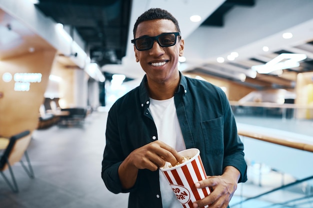 L'homme est venu à la signification du film au cinéma avec du pop-corn photo de haute qualité