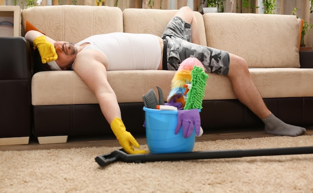 L'homme a été laissé seul à la maison fatigué