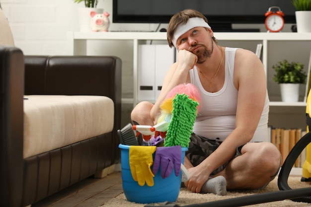 L'homme a été laissé seul à la maison tristesse