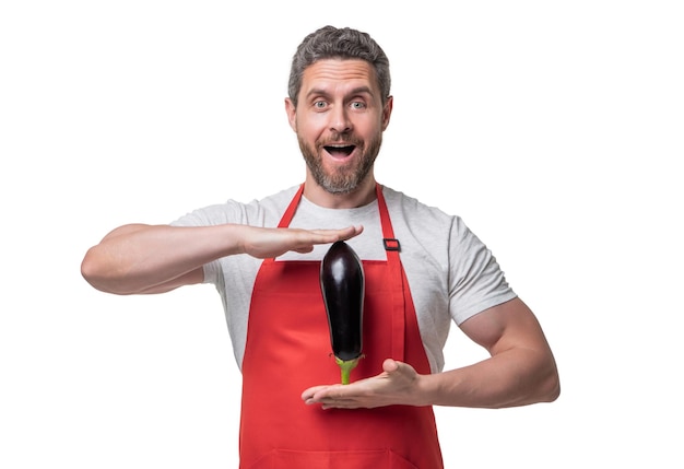Homme étonné en tablier avec légume aubergine isolé sur blanc
