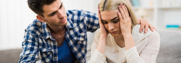 L'homme étreint la femme déprimée