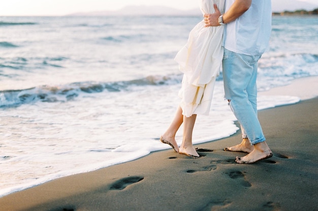 L'homme étreint la femme sur la plage