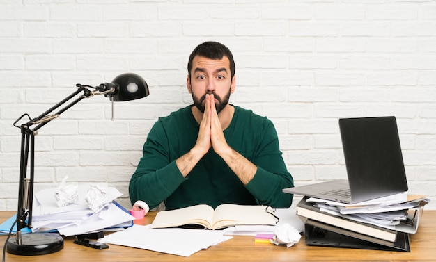 L'homme étudiant Garde La Paume De La Main. Personne Demande Quelque Chose