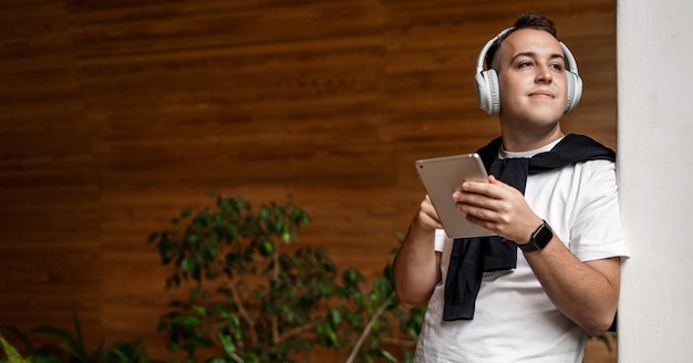 L'homme étudie avec enthousiasme à l'institut écoute un livre audio entre