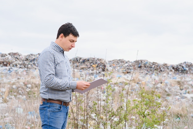 Un homme étudie la pollution de la nature