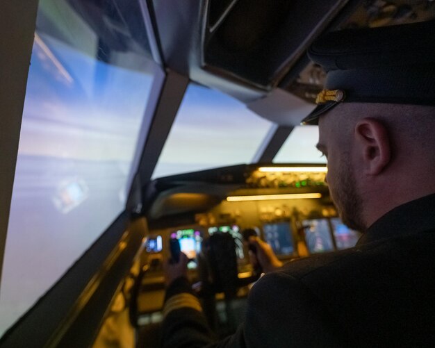Un homme étudie pour devenir pilote dans un simulateur d'avion