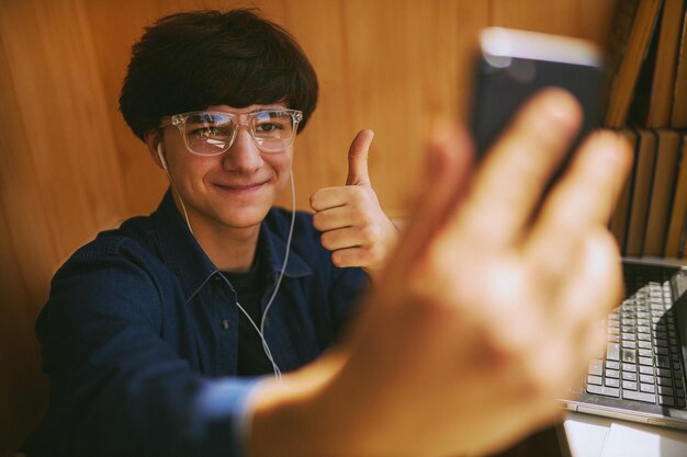 L'homme européen à l'aide d'un téléphone mobile communique avec des amis dans un chat en ligne tonification photo vintage