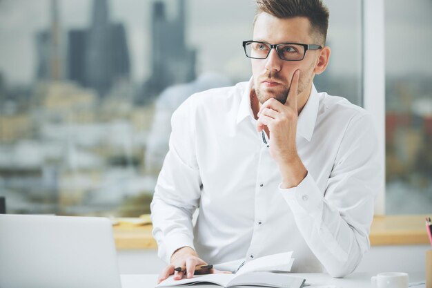 Homme européen travaillant sur le projet