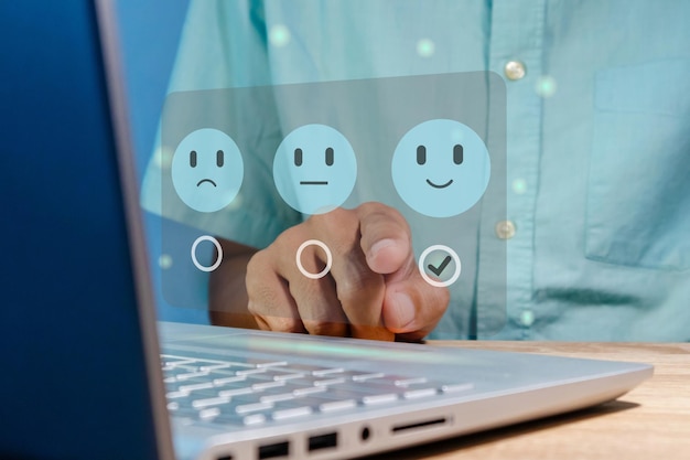 L'homme évalue l'expérience de service sur l'écran virtuel L'examen de la satisfaction du client Concept de rétroaction