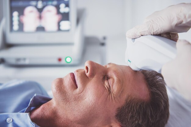 Homme à l'examen médical