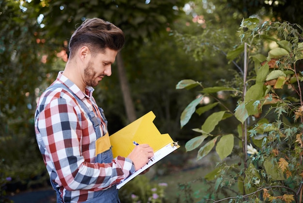 Homme examinant la qualité des légumes