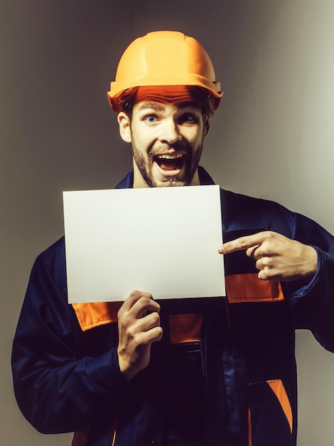 L'homme excité garde le papier blanc