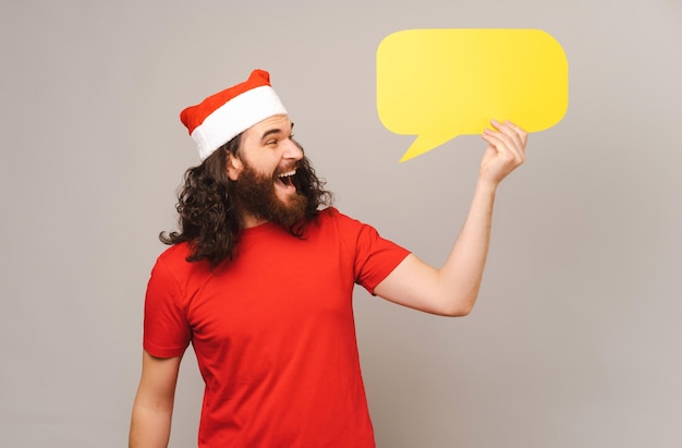 Un homme excité a une idée dans la bulle qu'il tient pour Noël