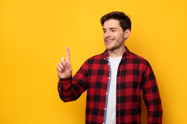 Homme excité pointant de côté l'espace de copie