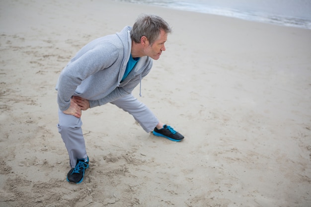 Homme, exécuter, étirage, exercice, plage