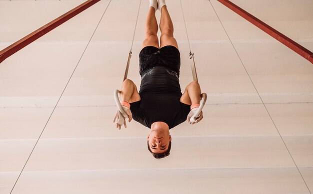 Homme exerçant sur des anneaux de gymnastique