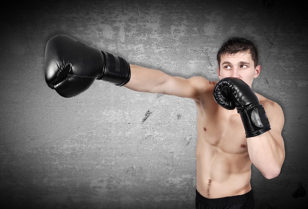 Homme exerçant la boxe dans des gants