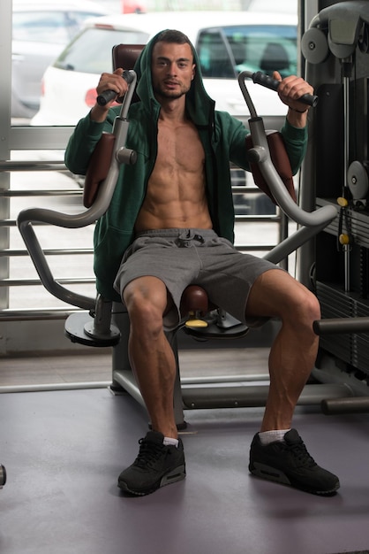 Homme exerçant la poitrine dans la salle de gym